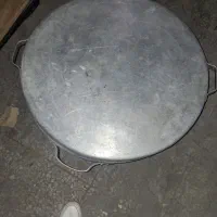 مقداری وسایل تهیه غذا به فروش می‌رسد