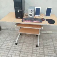 کامپیوتر و میز