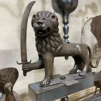علم علامت طوق شیر پنجه کهنه