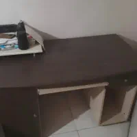 میز تحریر و کتابخانه