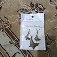 ست گوشواره پلاک زنجیره. طرح پروانه