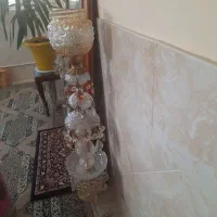 یک  جفت شمعدانی ویک عدد اباژور کنار سالنی