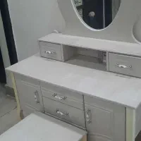 میز ارایشی ایینه و کمد کشو دار