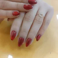 خدمات کاشت ناخن