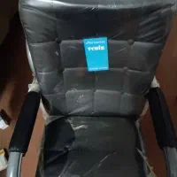 یک عدد میز ال دو کشو و چهارتا صندلی