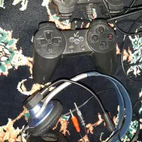 دسته ی بازی و هدفون