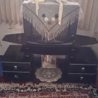 سلام ..تلویزیون رنگی ۲۱ اینچ همراه میز شیشهای