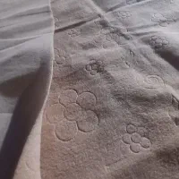 موکت قهوه‌ای روشن طرح گل دار تمیز و کم کارکرد