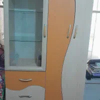 یک کمد لباس