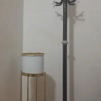 رخت آویز ایستاده و گلدان پایه فلزی در حد نو