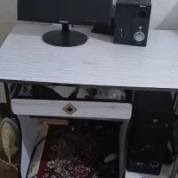 یک عدد کامپیوتر به همراه میز درحد نو