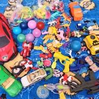 اسباب بازی و کارت اموزشی و قمقمه