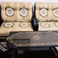 مبل راحتی تمیز همراه با میز وسط و دوتا عسلی