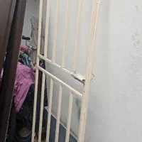 محافظ درب ورودی ساختمان به همراه یک عدد درب چوبی