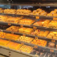 فروشنده خانم برای قنادی