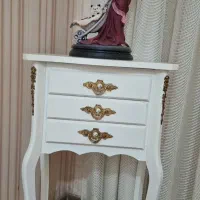 میز و مجسمه