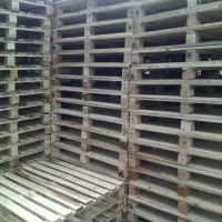 کار گر جهت کار پالت سازی