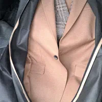 یک دست کت شلوار آکبند فروشی.