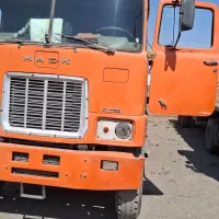 کامیون کشنده ماک F711