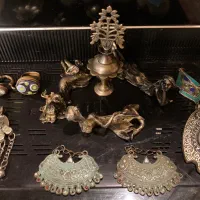 تعدادی زینتی ورشو یا برنجی