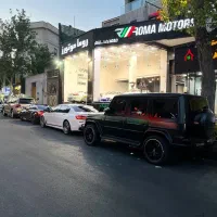 کارشناس فروش خودرو در نمایشگاه