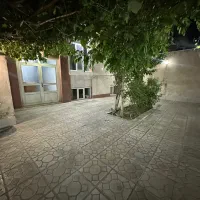 حیاط ۱۹۰ متری ۳ طبقه قابل نشیمن مناسب دوخانواده