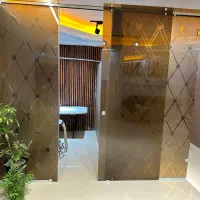 شیشه سکوریت سه تیکه با درب کشویی جایگزین پارتیشن