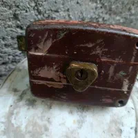 قفل قدیمی جعبه نوشابه و آجر