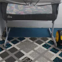 تخت کنار مادر