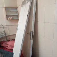 تعدادی درب،کلید محافظ جان،رو شویی و توالت