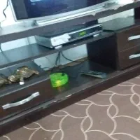 یک عددمیزتلویزیون و مبل هفت نفره