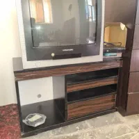 تلویزیون و میز تلویزیون با دستگاه دیجیتال