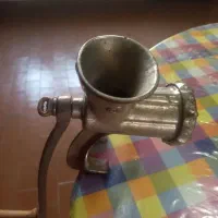 چرخ گوشت قدیمی دستی سالم