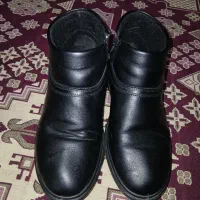 نیم بوت مردانه و تعدادی لباس