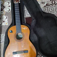گیتار یاماها C40 و کاخن