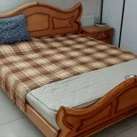 تخت دو نفره به همراه تشک و میز آرایش
