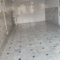 یک باب مغازه تجاری در بحر خیابان