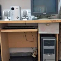 کامپیوتر کاملا سالم همراه با میز