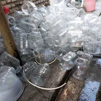 تعدادی دبه پلاستیکی