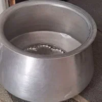 دیگ چدن نذری بزرگ + سینی استیل|ظروف پخت‌وپز|شیراز, میانرود|دیوار