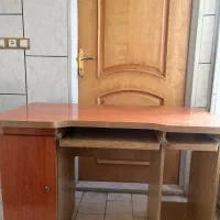 میز تحریر و کامپیوتر