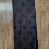 دو عدد شال|لباس|مشهد, تربیت (صدف)|دیوار