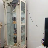 بوفه رنگ کرم بالای آیینه شکستگی دارد