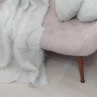 شال مبل و کوسن قلبی خز سفید