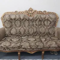 مبل ۷ نفره با میز جلوی مبل و دوتا عسلی وآینه