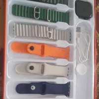 یک عدد ساعت هوشمند با هفت عدد دستبند