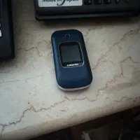 یک گوشی موبایل سالم باتری نداره خونگی و دوتلفن