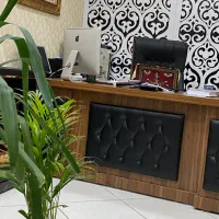 میز مدیریت و صندلی مدیریت جوان