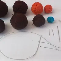 تعدادی کاموا و یک میل و دو میل ودو عدد سوزن