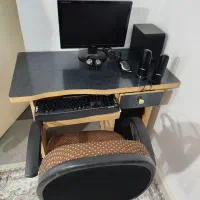 کامپیوتر به همراه میز و صندلی